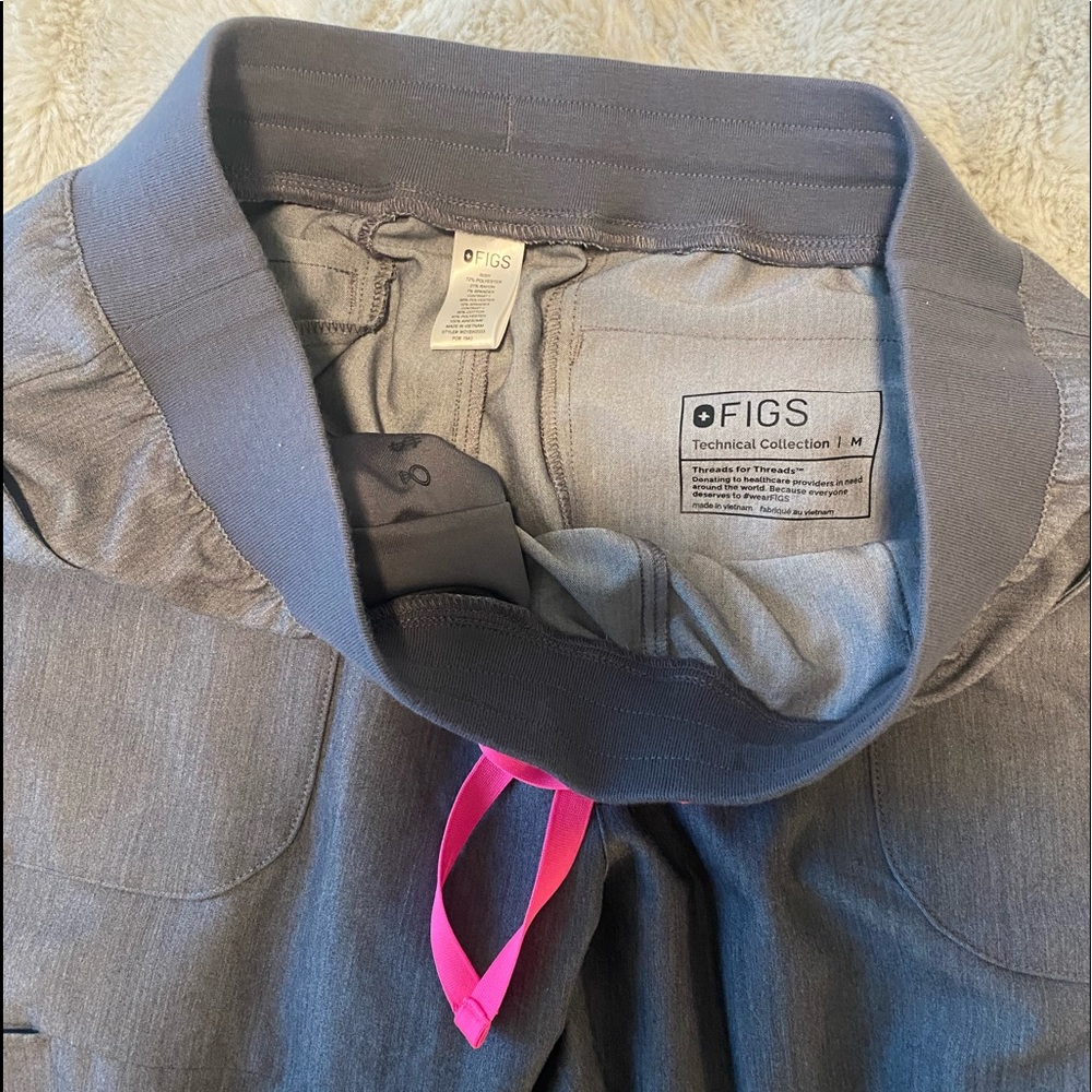 New Figs Zamora scrub pants with pink tie in size Medium! Only worn once!